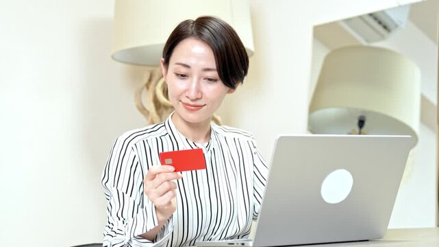 カードを持つ女性