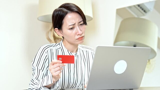 カードを持ち悩む女性