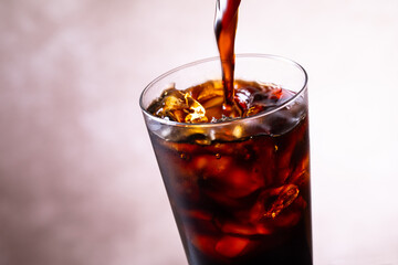 アイスコーヒーを注ぐ