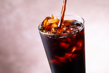 アイスコーヒーを注ぐ