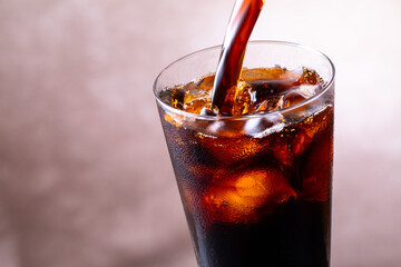 アイスコーヒーを注ぐ