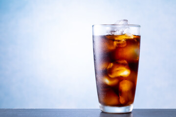 カフェでアイスコーヒーを飲む
