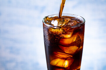 アイスコーヒーを注ぐ