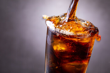 アイスコーヒーを注ぐ