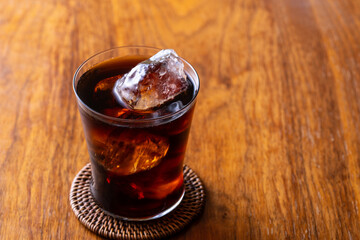 カフェでアイスコーヒーを飲む