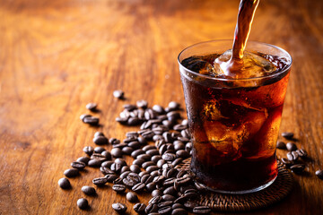 アイスコーヒーを注ぐ