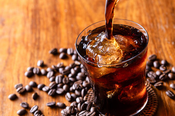 アイスコーヒーを注ぐ