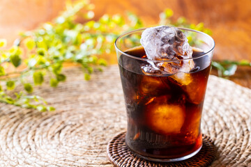 カフェでアイスコーヒーを飲む