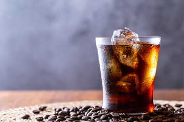 アイスコーヒーとコーヒー豆