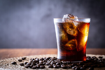 アイスコーヒーとコーヒー豆