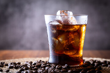 アイスコーヒーとコーヒー豆