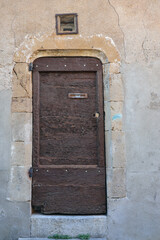 un porte tr&egrave;s ancienne et son encadrement de belles pieres