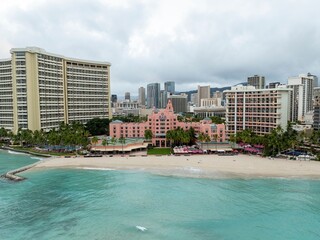 Fototapeta premium Empty Waikiki at Sunset: A Rare Moment of Stillness