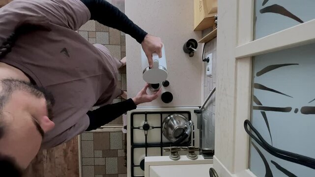 maiking hot tea