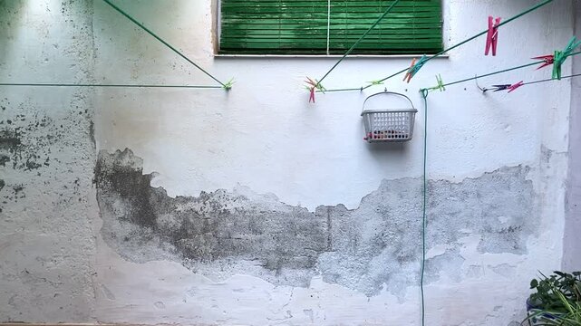 Fondo de pared blanca de casa de pueblo con ventana verde y cuerdas para tender ropa. Mockup