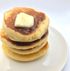 バターの乗ったパンケーキタワー蜂蜜がけ