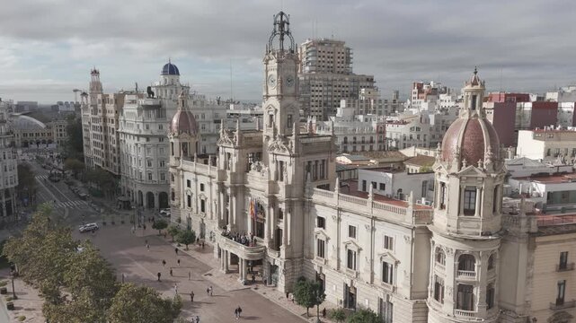 Toma orbital con dron de la fachada del Ayuntamiento de Valencia con gente en el balc&oacute;n en d&iacute;a soleado
