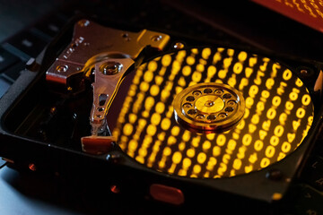 Read data on hard disk with spinning hard disk