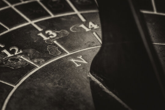 SUNDIAL - A horizontal dial with the triangular blade