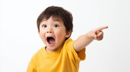 驚いた表情で指を指す幼い男の子