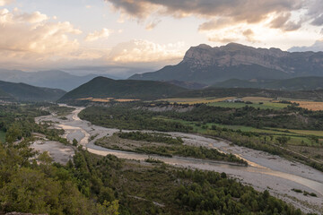 Cinca River as it passes through Ainsa. Peña Montañesa. Sobrarbe, Huesca.