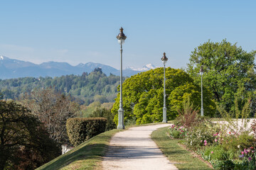 Sentier fleuri, promenade dans le parc Beaumont à Pau