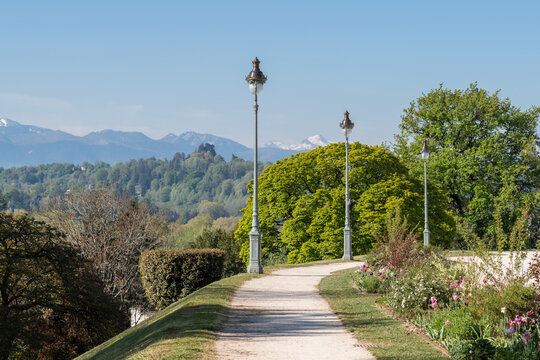 Sentier fleuri, promenade dans le parc Beaumont &agrave; Pau