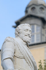 Obraz premium Statue d'Henri 4, place Royale à Pau en contre-plongée
