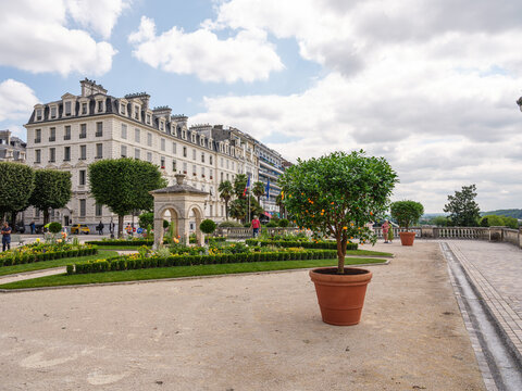 La fontaine de Vigny de Pau un mandarinier et ses parterres de fleurs sur le boulevard des Pyr&eacute;n&eacute;es 