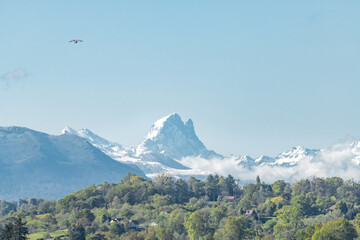 Vue rapprochée de l'Ossau enneigé depuis le boulevard des Pyrénées à Pau