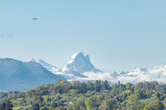 Vue rapproch&eacute;e de l'Ossau enneig&eacute; depuis le boulevard des Pyr&eacute;n&eacute;es &agrave; Pau