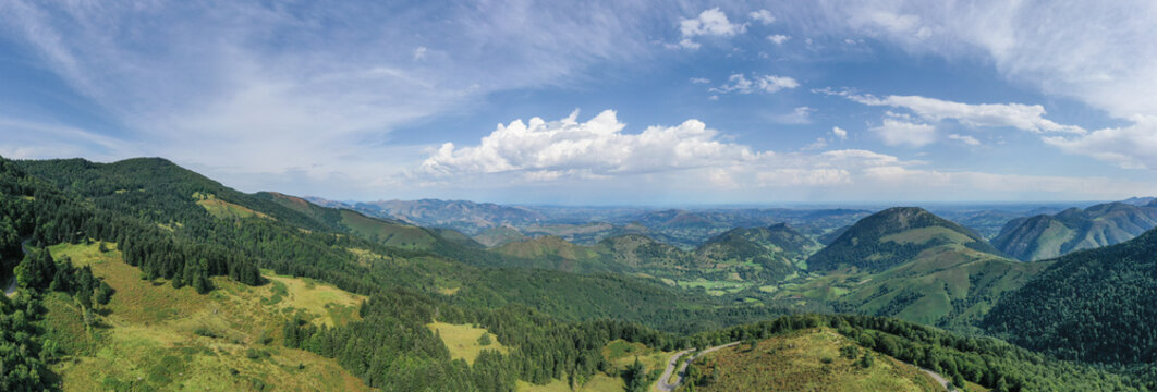 Panorama depuis le col de la Hourc&egrave;re o&ugrave; Murkhuillako L&eacute;poua, Issarbe, vall&eacute;e de Bar&eacute;tous 