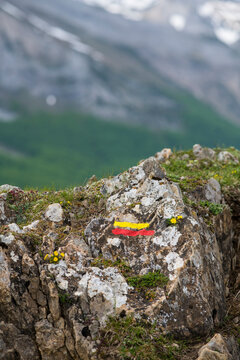 Marquage GR jaune et rouge (Grande Randonn&eacute;e) sur un rocher,