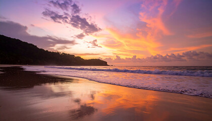 Obraz premium Stunning tropical beach sunset with vibrant colors reflecting on wet sand and ocean waves