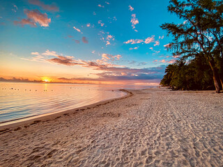 Traumstrand auf Mauritius mit Palmen und Sonnenuntergang