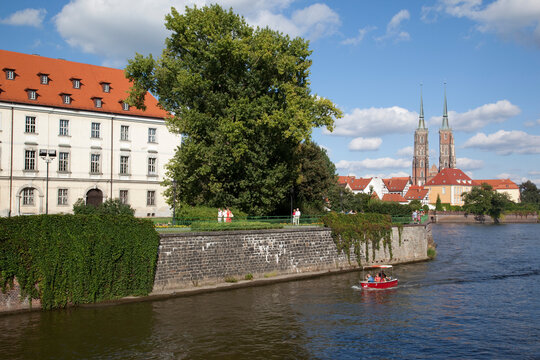 River Odra (River Oder) and Cathedral, Old Town, Wroclaw, Silesia, Poland