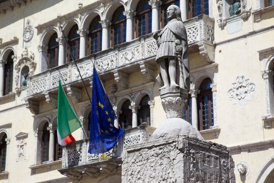 Statue and Post Building, Piazza dei Duomo, Belluno, Province of Belluno, Veneto, Italy