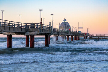 Rauhe See zum Sonnenuntergang im Winter an der Seebrücke in Zingst.