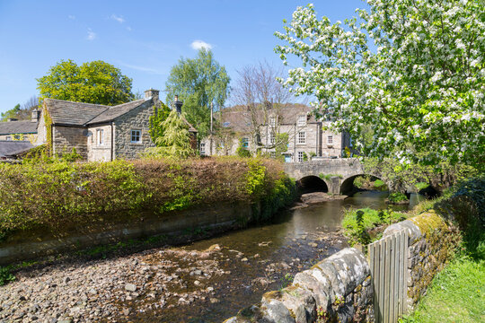 Riverside Cottages in Baslow in springtime, Derbyshire Dales, Derbyshire, England