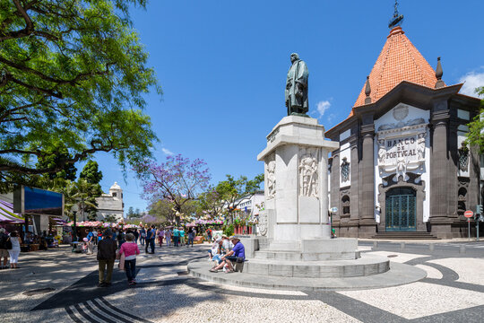 View of statue of Joao Goncalves Zarco and Banco de Portugal, Funchal, Madeira, Portugal, Atlantic
