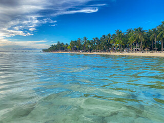 Blaues Meer und weißer Sandstrand mit Palmen auf Mauritius