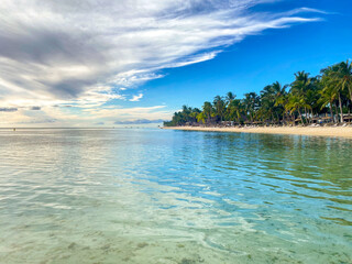 Blaues Meer und weißer Sandstrand mit Palmen auf Mauritius