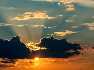 Wolkenhimmel bei Sonnenuntergang