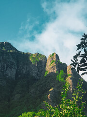 Berg "Le Morne Brabant" bei blauem Himmel und wenigen Gipfelwolken auf Mauritius