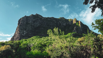 Berg "Le Morne Brabant" bei blauem Himmel und wenigen Gipfelwolken auf Mauritius