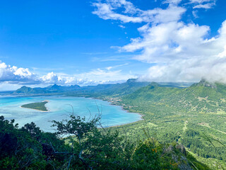 Weite Sicht mit grüner Landschaft und dem türkisblauen Meer auf Mauritius bei sehr gutem Wetter