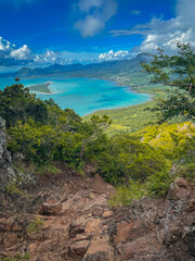 Weite Sicht mit grüner Landschaft und dem türkisblauen Meer auf Mauritius bei sehr gutem Wetter