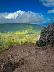 Dicht bewachsene grüne Berglandschaft von Mauritius mit Wolken in den Gipfeln