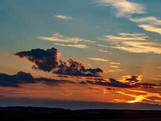 Wolkenhimmel bei Sonnenuntergang
