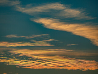 Wolkenhimmel bei Sonnenuntergang
